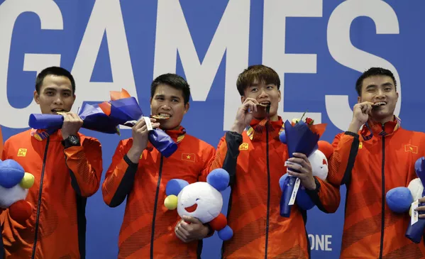 Đội đấu kiếm Việt Nam với huy chương vàng tại SEA Games 30 Đội đấu kiếm Việt Nam với huy chương vàng tại SEA Games 30 - Sputnik Việt Nam