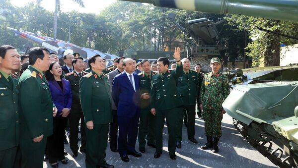 Thủ tướng Nguyễn Xuân Phúc và các đại biểu tham quan trưng bày vũ khí, khí tài tại hội nghị - Sputnik Việt Nam