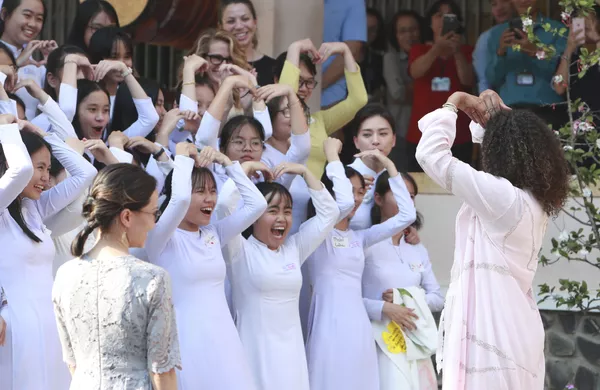 Cựu đệ nhất phu nhân Hoa Kỳ Michelle Obama đến thăm trường nữ sinh Việt Nam Cựu đệ nhất phu nhân Hoa Kỳ Michelle Obama đến thăm trường nữ sinh Việt Nam - Sputnik Việt Nam
