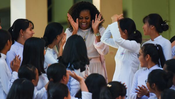 Cựu đệ nhất phu nhân Hoa Kỳ Michelle Obama đến thăm trường nữ sinh Việt Nam - Sputnik Việt Nam