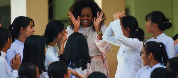 Cựu đệ nhất phu nhân Hoa Kỳ Michelle Obama đến thăm trường nữ sinh Việt Nam Cựu đệ nhất phu nhân Hoa Kỳ Michelle Obama đến thăm trường nữ sinh Việt Nam - Sputnik Việt Nam