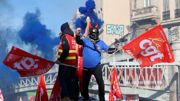 Hoạt động quy mô của những người phản đối cải cách lương hưu tại Paris. - Sputnik Việt Nam