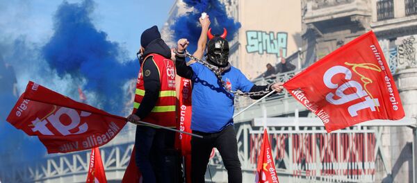 Hoạt động quy mô của những người phản đối cải cách lương hưu tại Paris. - Sputnik Việt Nam