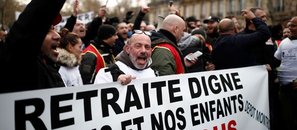 Hoạt động quy mô của những người phản đối cải cách lương hưu tại Paris. Hoạt động quy mô của những người phản đối cải cách lương hưu tại Paris. - Sputnik Việt Nam