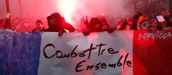 Hoạt động quy mô của những người phản đối cải cách lương hưu tại Paris. Hoạt động quy mô của những người phản đối cải cách lương hưu tại Paris. - Sputnik Việt Nam