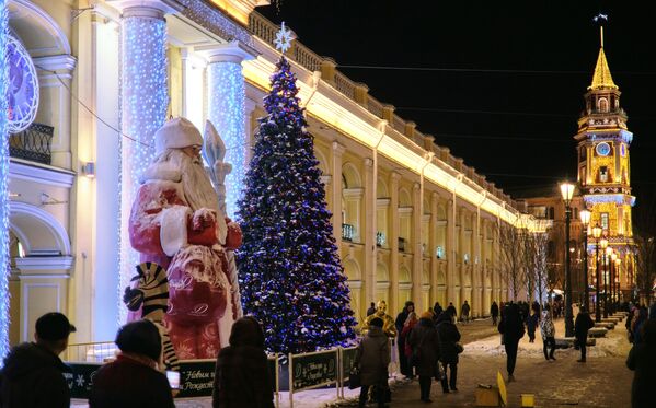 Hình tượng Ông già Tuyết tại trung tâm mua sắm “Gostinyi Dvor” ở Saint-Peterburg  - Sputnik Việt Nam