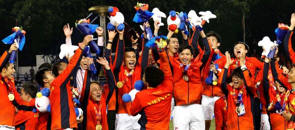 Đội U22 Việt Nam ăn mừng chiếc HCV Sea Games lịch sử - Sputnik Việt Nam