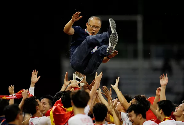 Cầu thủ Việt Nam tung hô HLV Park Hang Seo ăn mừng chiếc HCV Sea Games lịch sử Cầu thủ Việt Nam tung hô HLV Park Hang Seo ăn mừng chiếc HCV Sea Games lịch sử - Sputnik Việt Nam