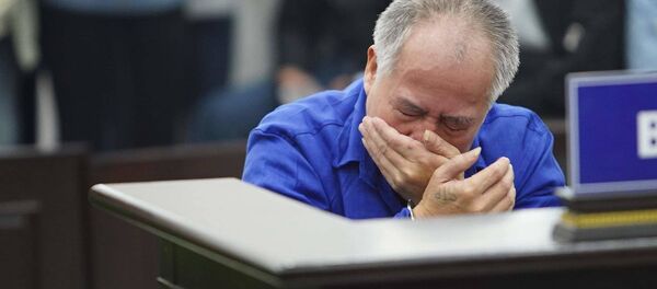 Bị cáo Đông bật khóc khi trả lời câu hỏi của HĐXX về quá trình sát hại các nạn nhân - Sputnik Việt Nam