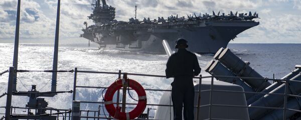 Tàu sân bay USS Ronald Reagan và tàu tuần dương mang tên lửa dẫn đường USS Chancellorsville của Hải quân Mỹ - Sputnik Việt Nam