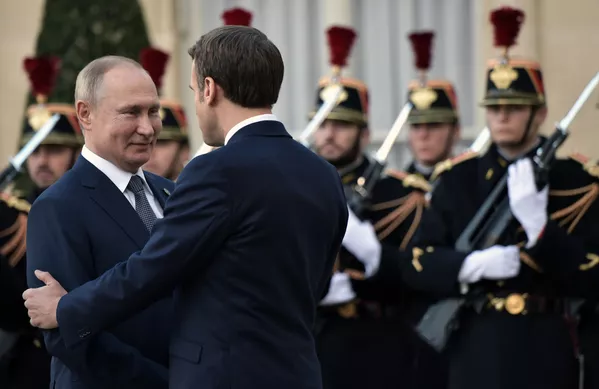 Vladimir Putin và Emmanuel Macron trong buổi họp chính thức tại Đại lộ Champs Elysees Vladimir Putin và Emmanuel Macron trong buổi họp chính thức tại Đại lộ Champs Elysees - Sputnik Việt Nam