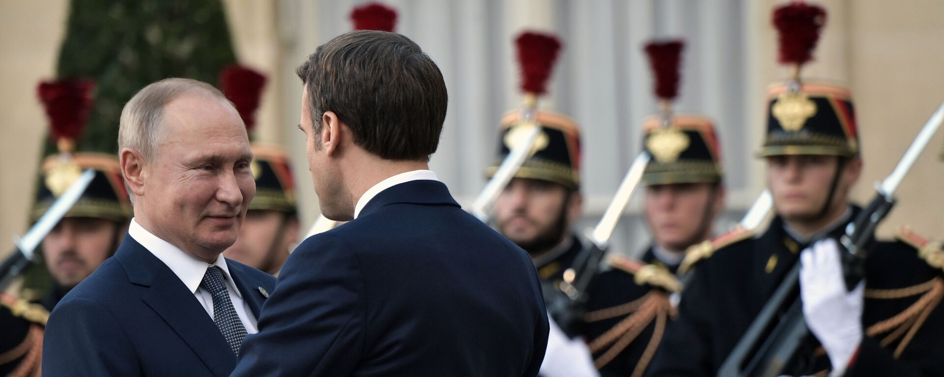 Vladimir Putin và Emmanuel Macron trong buổi họp chính thức tại Đại lộ Champs Elysees - Sputnik Việt Nam, 1920, 30.05.2022