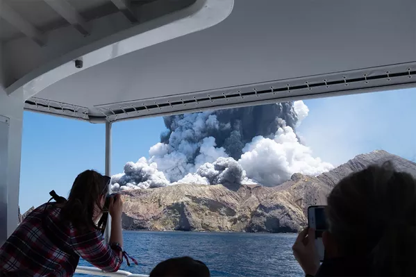 Khách du lịch quay cảnh núi lửa phun trào trên đảo White Island ở New Zealand Khách du lịch quay cảnh núi lửa phun trào trên đảo White Island ở New Zealand - Sputnik Việt Nam