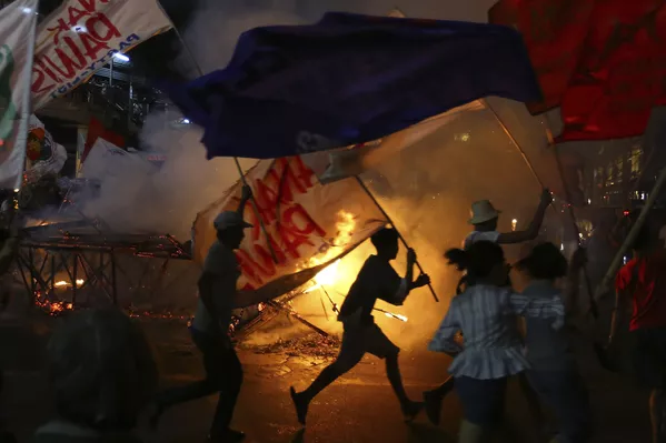 Người biểu tình xung quanh chân dung của Tổng thống Philippines Rodrigo Duterte đang cháy trong cuộc biểu tình gần dinh tổng thống ở Manila Người biểu tình xung quanh chân dung của Tổng thống Philippines Rodrigo Duterte đang cháy trong cuộc biểu tình gần dinh tổng thống ở Manila - Sputnik Việt Nam