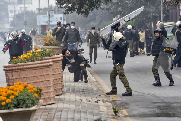 Sĩ quan cảnh sát tấn công luật sư sau cuộc đụng độ giữa luật sư và bác sĩ ở Lahore, Pakistan - Sputnik Việt Nam