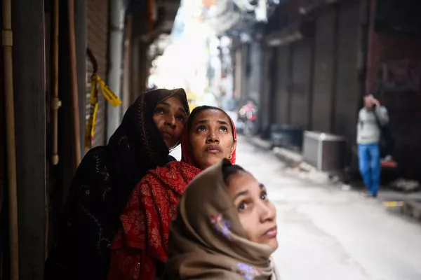 Những người phụ nữ nhìn đám cháy trong nhà máy ở New Delhi, Ấn Độ Những người phụ nữ nhìn đám cháy trong nhà máy ở New Delhi, Ấn Độ - Sputnik Việt Nam