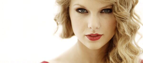 Trong bức ảnh ngày 22 tháng 9 năm 2010 này, nhạc sĩ Taylor Swift chụp ảnh chân dung ở West Hollywood, album mới Nói ngay của Swift sẽ được phát hành vào ngày 25 tháng 10 năm 2010. Trong bức ảnh ngày 22 tháng 9 năm 2010 này, nhạc sĩ Taylor Swift chụp ảnh chân dung ở West Hollywood, album mới Nói ngay của Swift sẽ được phát hành vào ngày 25 tháng 10 năm 2010. - Sputnik Việt Nam