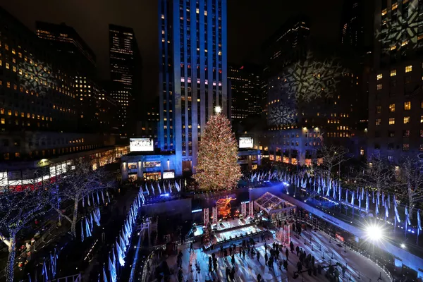 Cây thông năm mới ở quảng trường trước Trung tâm Rockefeller ở New York Cây thông năm mới ở quảng trường trước Trung tâm Rockefeller ở New York - Sputnik Việt Nam