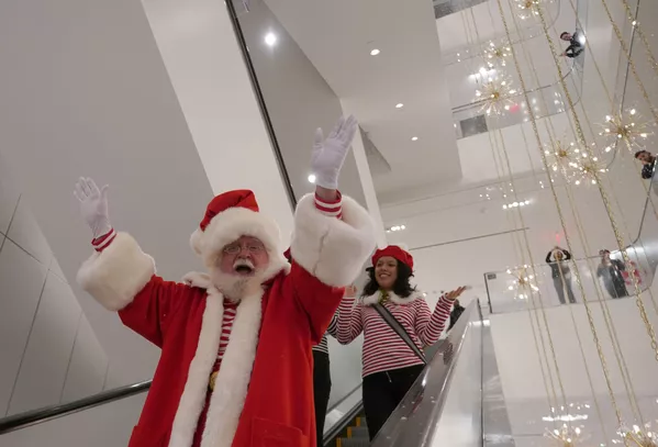 Santa Claus trên thang cuốn tại cửa hàng Nordstrom ở New York Santa Claus trên thang cuốn tại cửa hàng Nordstrom ở New York - Sputnik Việt Nam