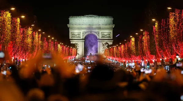Khán giả trong buổi trình diễn ánh sáng lễ hội trước Khải Hoàn Môn ở Paris Khán giả trong buổi trình diễn ánh sáng lễ hội trước Khải Hoàn Môn ở Paris - Sputnik Việt Nam