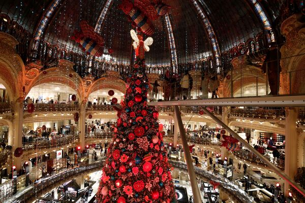 Cây thông Noel tại cửa hàng bách hóa Galeries Lafayette ở Paris - Sputnik Việt Nam