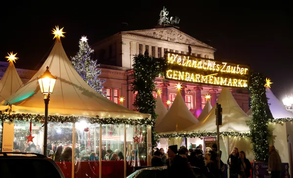 Chợ Giáng sinh trên Quảng trường Gendarmenmarkt ở Berlin Chợ Giáng sinh trên Quảng trường Gendarmenmarkt ở Berlin - Sputnik Việt Nam