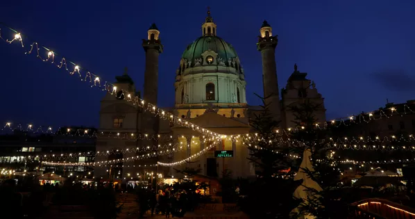 Chợ Giáng sinh ở quảng trường trước nhà thờ Karlskirche ở Vienna Chợ Giáng sinh ở quảng trường trước nhà thờ Karlskirche ở Vienna - Sputnik Việt Nam