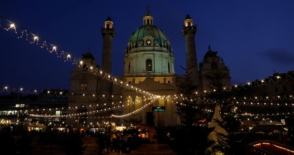 Chợ Giáng sinh ở quảng trường trước nhà thờ Karlskirche ở Vienna - Sputnik Việt Nam