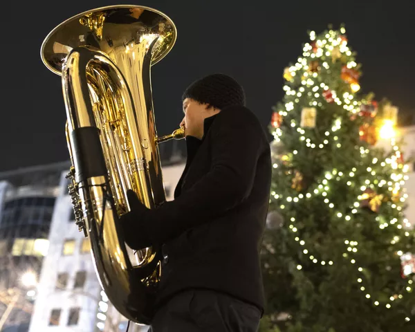 Nghệ sĩ ban nhạc kèn đồng Rudersdorf Music Society chơi kèn tại chợ Giáng sinh Vienna Nghệ sĩ ban nhạc kèn đồng Rudersdorf Music Society chơi kèn tại chợ Giáng sinh Vienna - Sputnik Việt Nam