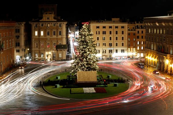 Cây thông giáng sinh ở quảng trường Piazza Venezia ở Rome, Ý - Sputnik Việt Nam