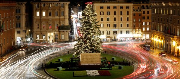 Cây thông giáng sinh ở quảng trường Piazza Venezia ở Rome, Ý - Sputnik Việt Nam