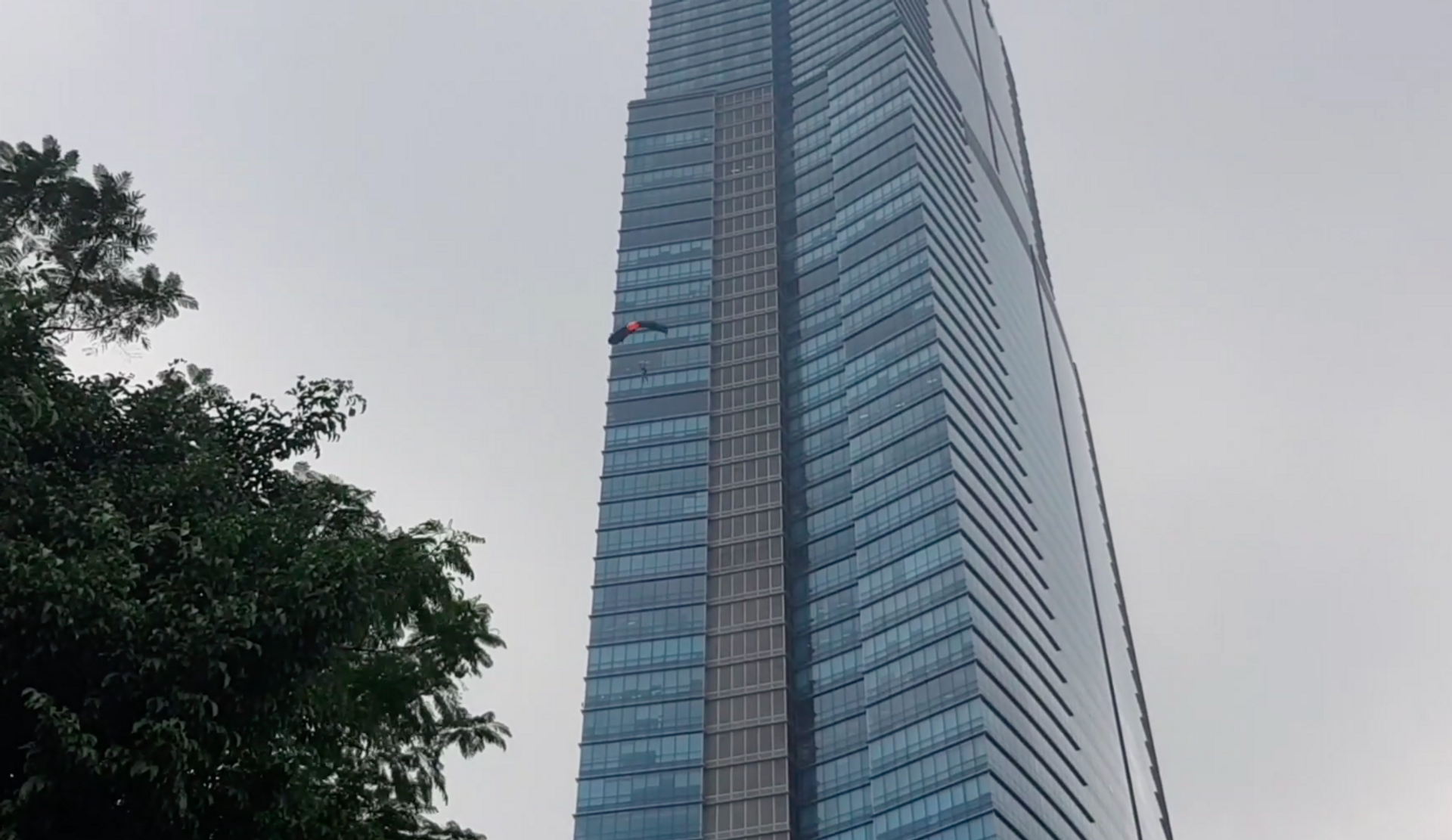 Một người Nga thực hiện cú nhảy từ tòa tháp 72 tầng Keangnam Hanoi Landmark - Sputnik Việt Nam, 1920, 04.07.2024