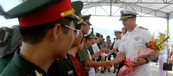 Thuyền trưởng Hải quân Hoa Kỳ David Bretz với quân đội trên tàu USNS Mercy tại Nha Trang, Việt Nam - Sputnik Việt Nam