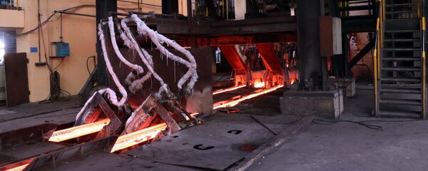 Sản xuất phôi thép tại Công ty TNHH Gang thép Tuyên Quang. - Sputnik Việt Nam