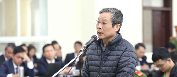 Bị cáo Nguyễn Bắc Son (sinh năm 1953, cựu Bộ trưởng Bộ Thông tin và Truyền thông) trả lời các câu hỏi của Hội đồng xét xử. - Sputnik Việt Nam