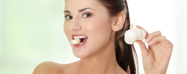 Cô gái xinh đẹp ăn tỏi Cô gái xinh đẹp ăn tỏi - Sputnik Việt Nam