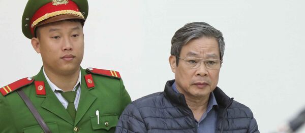 Cảnh sát dẫn giải bị cáo Nguyễn Bắc Son (sinh năm 1953, cựu Bộ trưởng Bộ Thông tin và Truyền thông). - Sputnik Việt Nam