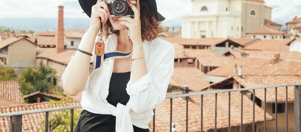 Cô gái đi du lịch chụp ảnh kỷ niệm - Sputnik Việt Nam