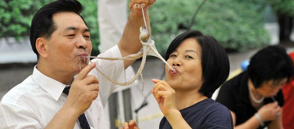 Người phụ nữ và người đàn ông ăn bạch tuộc sống ở Seoul Người phụ nữ và người đàn ông ăn bạch tuộc sống ở Seoul - Sputnik Việt Nam