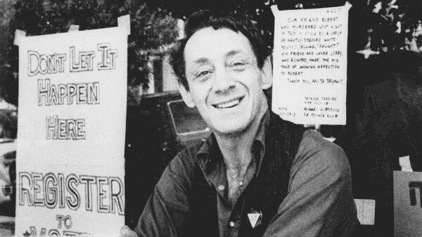 Harvey Milk là người đàn ông đồng tính công khai đầu tiên được bầu giữ một chức vụ nhà nước ở Mỹ, tại California. - Sputnik Việt Nam