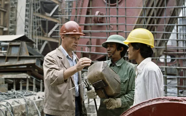 Các chuyên gia Xô-Việt và những người thợ trên công trường xây dựng tổ hợp thủy điện Hoà Bình Các chuyên gia Xô-Việt và những người thợ trên công trường xây dựng tổ hợp thủy điện Hoà Bình - Sputnik Việt Nam