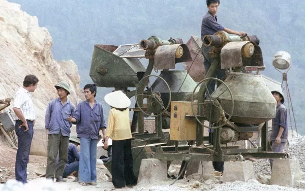 Trên công trường xây dựng tổ hợp thủy điện Hoà Bình trên sông Đà Trên công trường xây dựng tổ hợp thủy điện Hoà Bình trên sông Đà - Sputnik Việt Nam