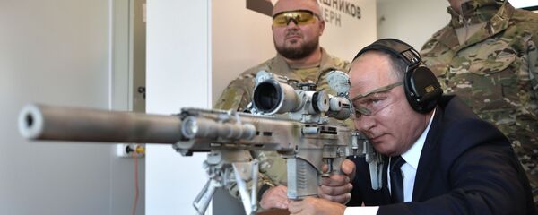 Tổng thống Nga Vladimir Putin ngắm mục tiêu từ súng trường bắn tỉa Chukavin (SVCh -308) khi đến thăm Trung tâm súng trường của Liên hiệp tập đoàn “Kalashnikov” - Sputnik Việt Nam