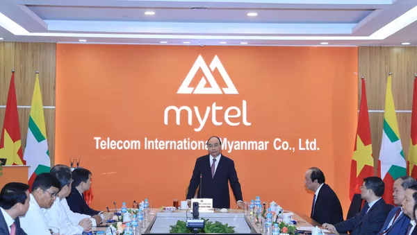 Thủ tướng Nguyễn Xuân Phúc nói chuyện với cán bộ, nhân viên Công ty viễn thông Mytel. - Sputnik Việt Nam