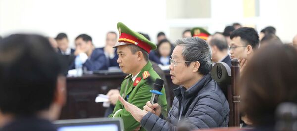 Bị cáo Nguyễn Bắc Son (sinh năm 1953, cựu Bộ trưởng Bộ Thông tin và Truyền thông) trả lời các câu hỏi của Hội đồng xét xử. - Sputnik Việt Nam