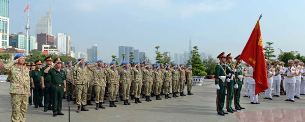 Cán bộ chiến sỹ Bệnh viện Dã chiến cấp 2 số 1 báo công dâng Bác tại Bến Nhà Rồng. Cán bộ chiến sỹ Bệnh viện Dã chiến cấp 2 số 1 báo công dâng Bác tại Bến Nhà Rồng. - Sputnik Việt Nam