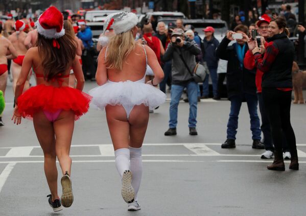 Nhưng người tham gia cuộc thi chạy Santa Speedo Run diễn ra tại Boston - Sputnik Việt Nam