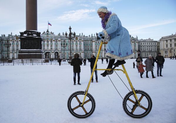 Cô gái với trang phục Công chúa Tuyết trong lễ mừng Năm mới theo lịch cũ ở St. Petersburg - Sputnik Việt Nam