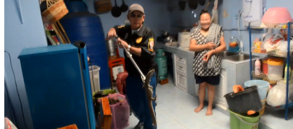 Một phụ nữ phát hiện ra con thằn lằn khổng lồ trong nhà và vội kêu cứu - Sputnik Việt Nam