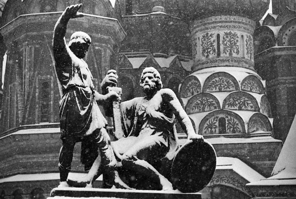 Đài tưởng niệm Kozma Minin và Dmitry Pozharsky trên Quảng trường Đỏ Moskva Đài tưởng niệm Kozma Minin và Dmitry Pozharsky trên Quảng trường Đỏ Moskva - Sputnik Việt Nam